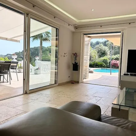 Villa Superbe A Avec Piscine Dans Un Quartier Calme
