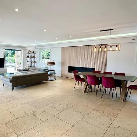Villa Superbe A Avec Piscine Dans Un Quartier Calme *