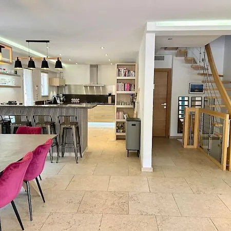Superbe A Avec Piscine Dans Un Quartier Calme Villa